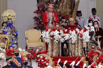 GAYA TRADISI: Presiden Indonesia, Encik Joko 'Jokowi' Widodo (gambar atas), dilihat bertepuk tangan semasa menyaksikan sambutan ulang tahun negara ke-77 di Istana Merdeka di Jakarta, kelmarin. - Foto REUTERS