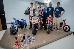 (Dari kiri, baris depan) Anak sulung, Aiman Haqqi ‘Adil, anak ketiga, Aariz Haqqi ‘Adil, dan anak bongsu, Ammar Haqqi ‘Adil. (Belakang, dari kiri) Cik Nur Hakiima Zainol Abidin, Encik ‘Adil Mohamed Yunos, Alfie Haqqi ‘Adil. Persiapan perlumbaan anak-anak menjadi aktiviti keluarga. Melalui sukan ini, hubungan keluarga mereka semakin erat. 
