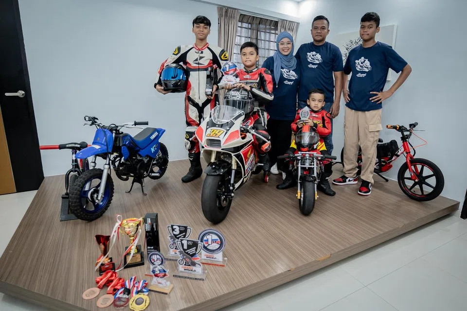 (Dari kiri, baris depan) Anak sulung, Aiman Haqqi ‘Adil, anak ketiga, Aariz Haqqi ‘Adil, dan anak bongsu, Ammar Haqqi ‘Adil. (Belakang, dari kiri) Cik Nur Hakiima Zainol Abidin, Encik ‘Adil Mohamed Yunos, Alfie Haqqi ‘Adil. Persiapan perlumbaan anak-anak menjadi aktiviti keluarga. Melalui sukan ini, hubungan keluarga mereka semakin erat. 