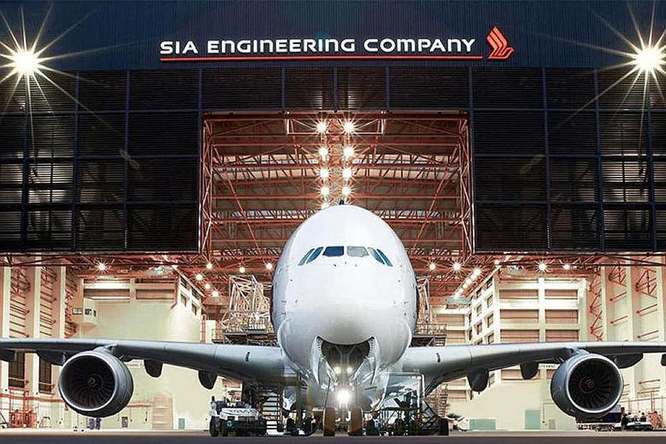 JATUH DARI TEMPAT TINGGI: Seorang pekerja SIA Engineering Company (SIAEC) jatuh dari tempat tinggi semasa melakukan kerja penyenggaraan ke atas sebuah pesawat di Airline Road pada 22 Disember lalu. Beliau kemudian meninggal dunia pada 3 Januari lalu akibat kecederaan yang dialami. - Foto tangkap layar SIA ENGINEERING COMPANY