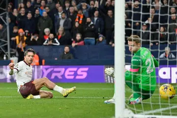 MULA BANGKIT: Pemain tengah Manchester City, Jack Grealish (kiri), menjaringkan gol kemenangan 2-1 City atas Luton. Kemenangan itu meletakkan mereka empat mata di belakang Liverpool yang berada di tempat teratas Liga Perdana England (EPL).