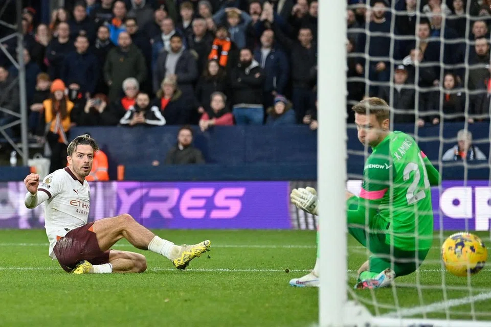 MULA BANGKIT: Pemain tengah Manchester City, Jack Grealish (kiri), menjaringkan gol kemenangan 2-1 City atas Luton. Kemenangan itu meletakkan mereka empat mata di belakang Liverpool yang berada di tempat teratas Liga Perdana England (EPL).