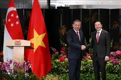 Perdana Menteri dan Setiausaha Agung Parti Tindakan Rakyat (PAP), Encik Lawrence Wong (kanan), menyambut ketibaan Setiausaha Agung Parti Komunis Vietnam (CPV), Encik To Lam, yang melakukan lawatan rasmi ke Singapura pada 11 hingga 13 Mac 2025.