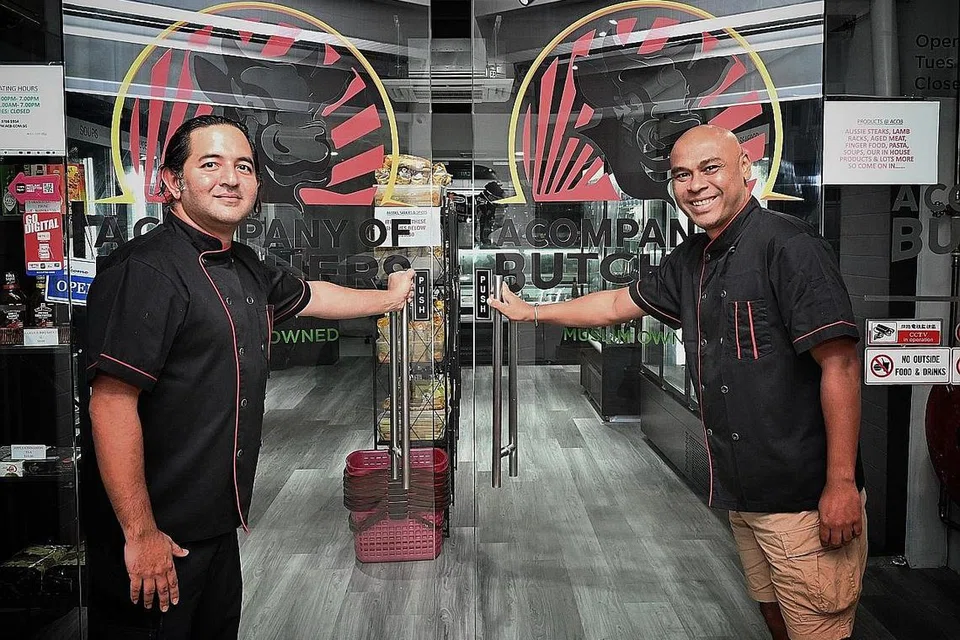KEDAI SEHENTI: Di kedai daging A Company of Butchers yang terletak di Arab Street, bukan sahaja pelanggan boleh menjangkakan potongan daging premium seperti wagyu malah terdapat pelbagai produk buatan sendiri seperti sosej bebas pengawet serta perasa yang jarang terdapat di pasaran seperti minyak zaitun Palestin. Bergambar di sini ialah pemilik kedai itu, (dari kiri) Shaik Hafeez Shaik Abdul Rahman dan Ryan DeSouza. - Foto BM oleh KHALID BABA