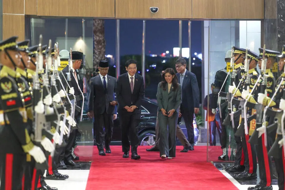 Perdana Menteri, Encik Lawrence Wong (tiga dari kanan), tiba di Jakarta pada 5 November, dengan disambut Menteri Komunikasi dan Digital Indonesia, Cik Meutya Hafid (dua dari kanan). Beliau akan bertemu Presiden Indonesia, Prabowo Subianto dan Naib Presiden Indonesia, Encik Gibran Rakabuming Raka sewaktu lawatannya.