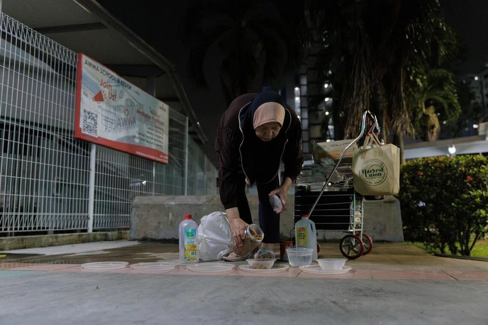 Bukan sekadar memberi makan dan minuman, Cik Fudziah turut menimba ilmu menerusi bengkel anjuran Persatuan Kebajikan Kucing (CWS) bagi mempelajari cara menjaga dan memberi makan kucing masyarakat dengan betul.