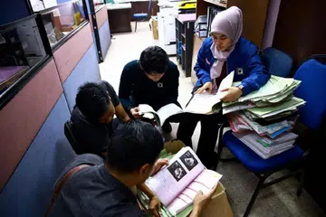 Beberapa pegawai Suruhanjaya Pencegahan Rasuah Malaysia  (SPRM) memeriksa dokumen dalam serbuan ke beberapa premis termasuk klinik dan firma guaman menerusi, ‘Op Outlander’ dan ‘Op Birth’ sekitar Lembah Klang dan Johor, pada 11 Mac. 