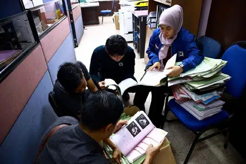 Beberapa pegawai Suruhanjaya Pencegahan Rasuah Malaysia  (SPRM) memeriksa dokumen dalam serbuan ke beberapa premis termasuk klinik dan firma guaman menerusi, ‘Op Outlander’ dan ‘Op Birth’ sekitar Lembah Klang dan Johor, pada 11 Mac. 