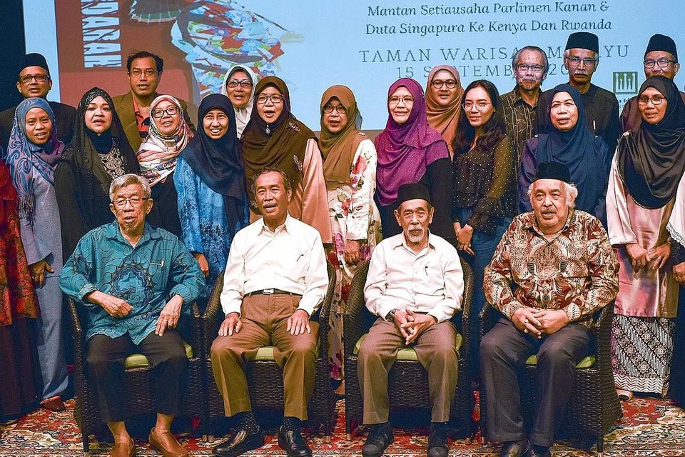 PERLU MAKMURKAN PERSURATAN TANAH AIR: (Duduk, dari kiri) Presiden Asas '50, Encik Abdul Samat Ali; mantan Setiausaha Parlimen Kanan, Encik Yatiman Yusof; Sasterawan Negara, Encik Suratman Markasan bergambar bersama penyumbang karya buku 'Sakura Mekar di Bumi Berdarah'. - Foto ASAS '50