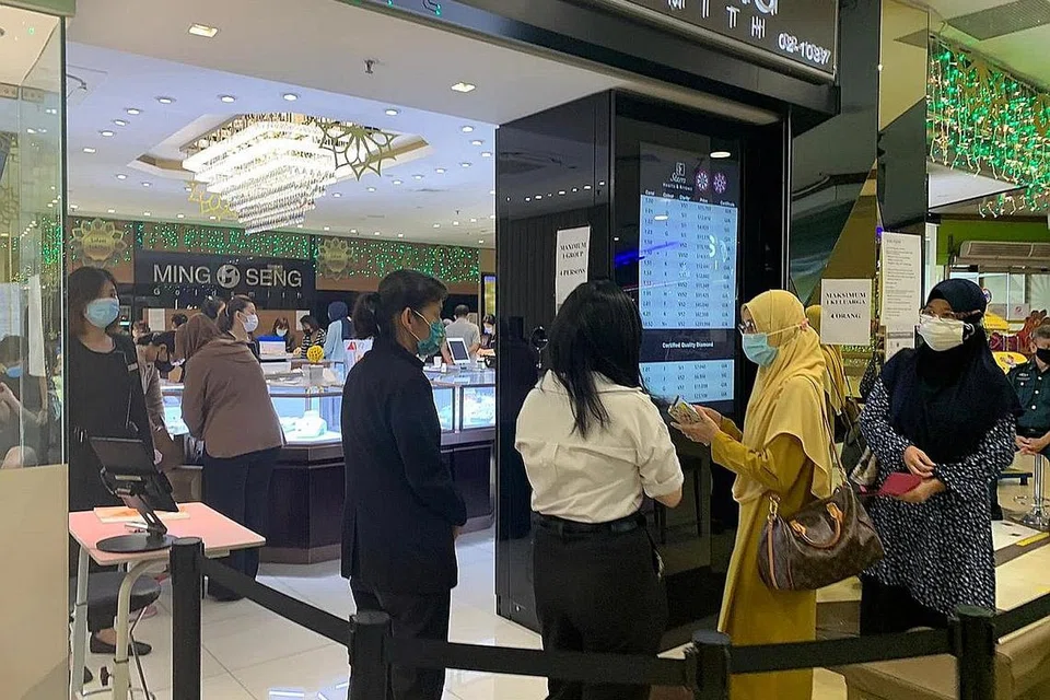 LEBIH 'BLING' RAYA INI: Beberapa wanita Melayu dilihat beratur di luar kedai emas yang terletak di Joo Chiat Complex. Lebih ramai orang dilihat membeli barang perhiasan menjelang Hari Raya. - Foto BH oleh ZULAIQAH ABDUL RAHIM