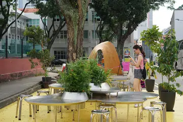 MERAIKAN BUDAYA MAKANAN DAN MENJALIN HUBUNGAN: Seni pemasangan Dulang-Dulang di Archifest, yang disertakan dengan meja bersambung dalam bentuk dulang menawan digemari ramai.