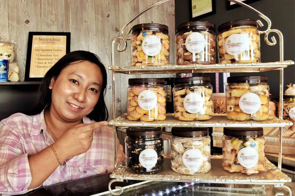 MANIS-MANIS KUIH: Cik Yatie Karim, pemilik Sweetestchoice by Yatie Karim, mengambil tempahan bagi pelbagai jenis majlis. - Foto-foto CEF MEL DEAN