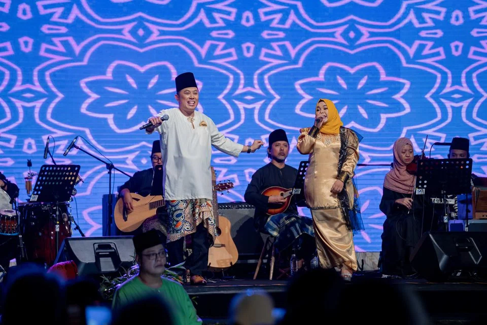 Rudy Djoe (kiri) antara anak seni yang beberapa kali diamanahkan menjadi pengarah kreatif acara di Wisma Geylang Serai, turut melibatkan rakan seni dari Indonesia, Cut Vhannie, penyanyi kumpulan Rampai Harmoni, dalam persembahan di Singapura.