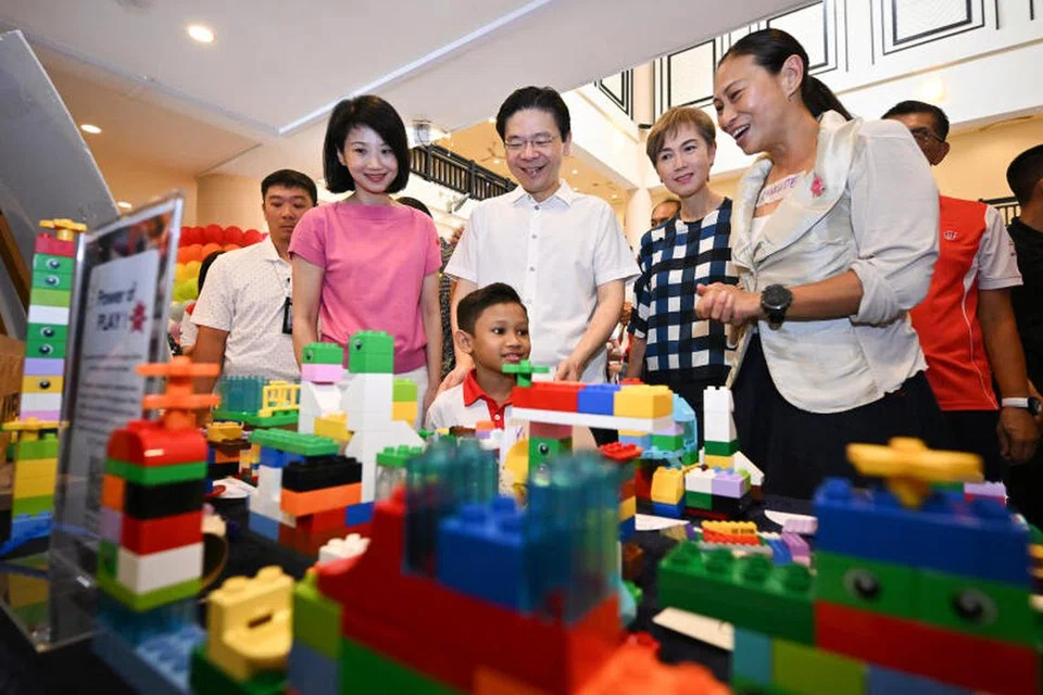 Perdana Menteri, Encik Lawrence Wong (tiga dari kanan), bersama Menteri Negara (Ehwal Dalam Negeri merangkap Pembangunan Sosial dan Keluarga), Cik Sun Xueling (kiri); dan Menteri Penerangan dan Pembangunan Digital, Cik Josephine Teo (tiga dari kiri) di reruai Hari Keluarga PCF.