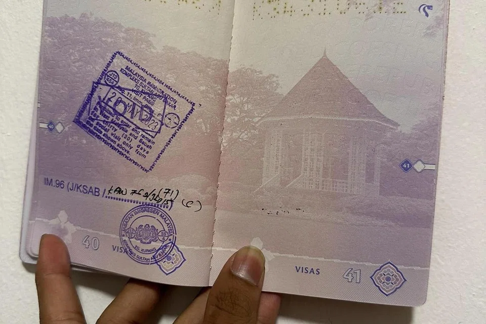 Seorang lelaki warga Singapura mendakwa diberi notis larangan memasuki Malaysia selama enam bulan kerana mempersoal cara seorang pegawai Imigresen yang mengecap pasport mereka secara berselang muka surat.