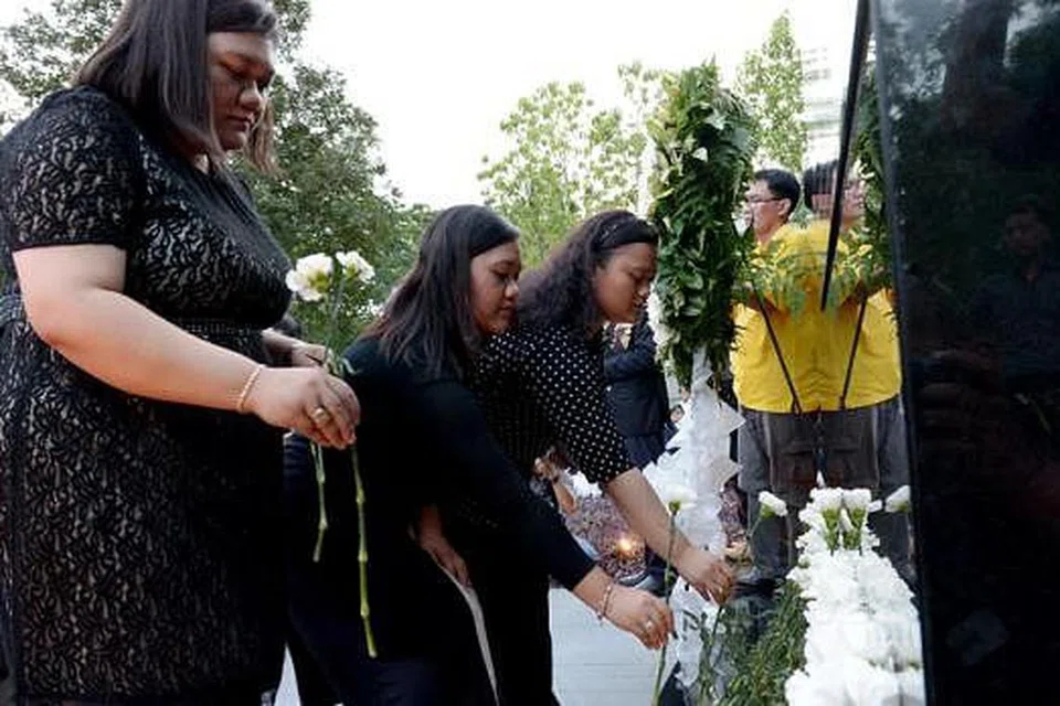 DALAM KENANGAN: Cucu mangsa pengeboman, Allahyarham Mohammed Yasin Kesit, (dari kiri) Cik Nur Aisyah Rapii, Cik Siti Zubaidah Rapii, dan Cik Rafeza Rapii, meletakkan kuntuman bunga teluki di tugu peringatan sebagai tanda mengenang pengorbanan dan jasa mereka yang terkorban semasa Konfrontasi. - Foto TUKIMAN WARJI