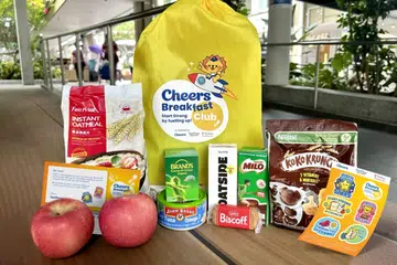 Setiap pek bernilai lebih $25 itu mengandungi pelbagai produk makanan dan minuman termasuk bijirin, pati ayam, biskut, tuna, buah epal, susu oat dan minuman berprotein.