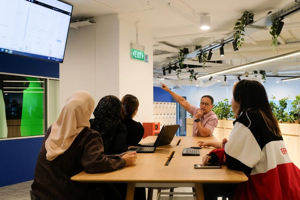 DATA SEBAGAI PANDUAN: Sebagai bilik berita ‘digital first’, penggunaan data semakin ketara dalam wartawan menghasilkan kandungan.