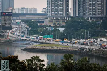 Orang ramai yang ingin menuju ke Malaysia melalui pusat pemeriksaan Woodlands dan Tuas dinasihatkan agar menjangkakan trafik yang sesak dan masa pemeriksaan lebih lama semasa cuti panjang Hari Vesak dari 8 hingga 13 Mei.