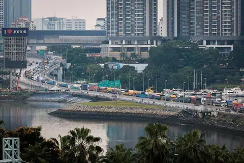 Orang ramai yang ingin menuju ke Malaysia melalui pusat pemeriksaan Woodlands dan Tuas dinasihatkan agar menjangkakan trafik yang sesak dan masa pemeriksaan lebih lama semasa cuti panjang Hari Vesak dari 8 hingga 13 Mei.