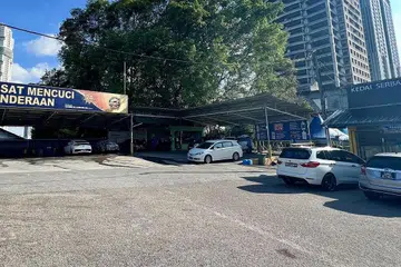 JADI TUMPUAN: Kedai mencuci kereta ini merupakan antara yang jadi tumpuan pemandu Singapura sejak kebelakangan ini. - Foto-foto BH oleh HANS ASHRIE 