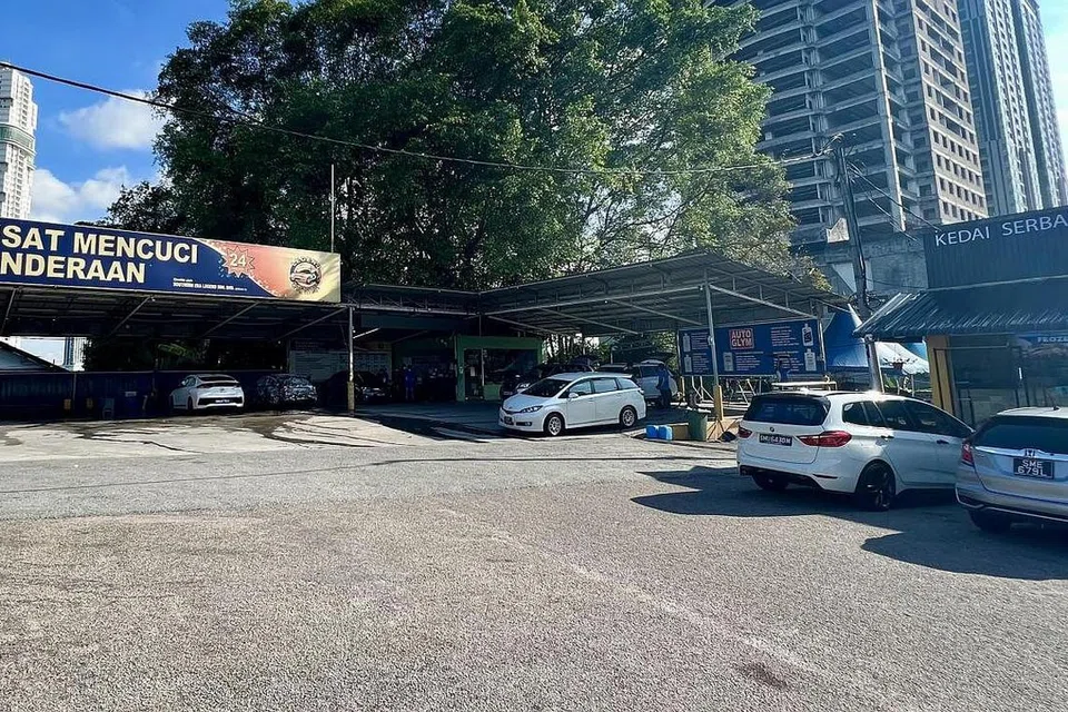 JADI TUMPUAN: Kedai mencuci kereta ini merupakan antara yang jadi tumpuan pemandu Singapura sejak kebelakangan ini. - Foto-foto BH oleh HANS ASHRIE 
