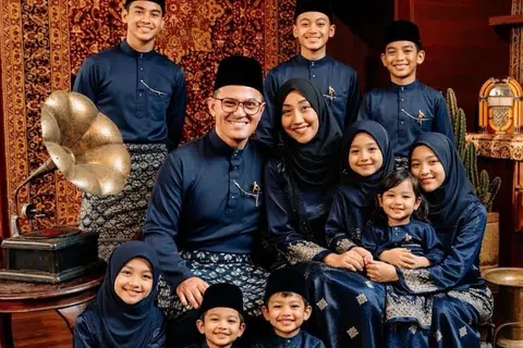 Pada sambutan Hari Raya tahun ini, Encik Mohamed Asri menggunakan kecerdasan buatan (AI) untuk menjana gambar keluarga bersama ‘anak-anaknya’ bak membayangkan keadaan seandainya anak-anaknya hidup.