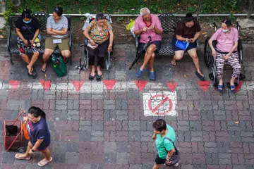 Jangka hayat rakyat Singapura yang lebih lama telah menimbulkan kebimbangan mengenai dana persaraan yang tidak mencukupi, namun Singapura menangani isu itu melalui dua bidang - rakyat mesti bersedia untuk bekerja lebih lama, dan simpanan persaraan mesti dibuat untuk bertahan sepanjang hayat seseorang, kata Perdana Menteri, Encik Lawrence Wong.