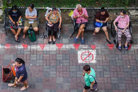 Jangka hayat rakyat Singapura yang lebih lama telah menimbulkan kebimbangan mengenai dana persaraan yang tidak mencukupi, namun Singapura menangani isu itu melalui dua bidang - rakyat mesti bersedia untuk bekerja lebih lama, dan simpanan persaraan mesti dibuat untuk bertahan sepanjang hayat seseorang, kata Perdana Menteri, Encik Lawrence Wong.