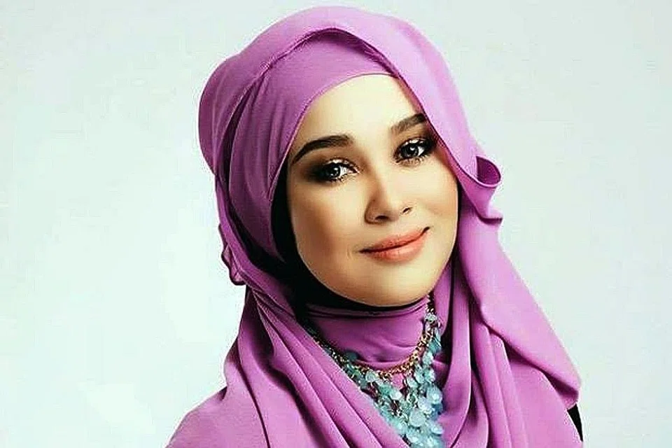 Emma Maembong (atas) pula 'kaki menggiat" yang suka merakam foto Aiman Hakim tanpa pengetahuannya. 