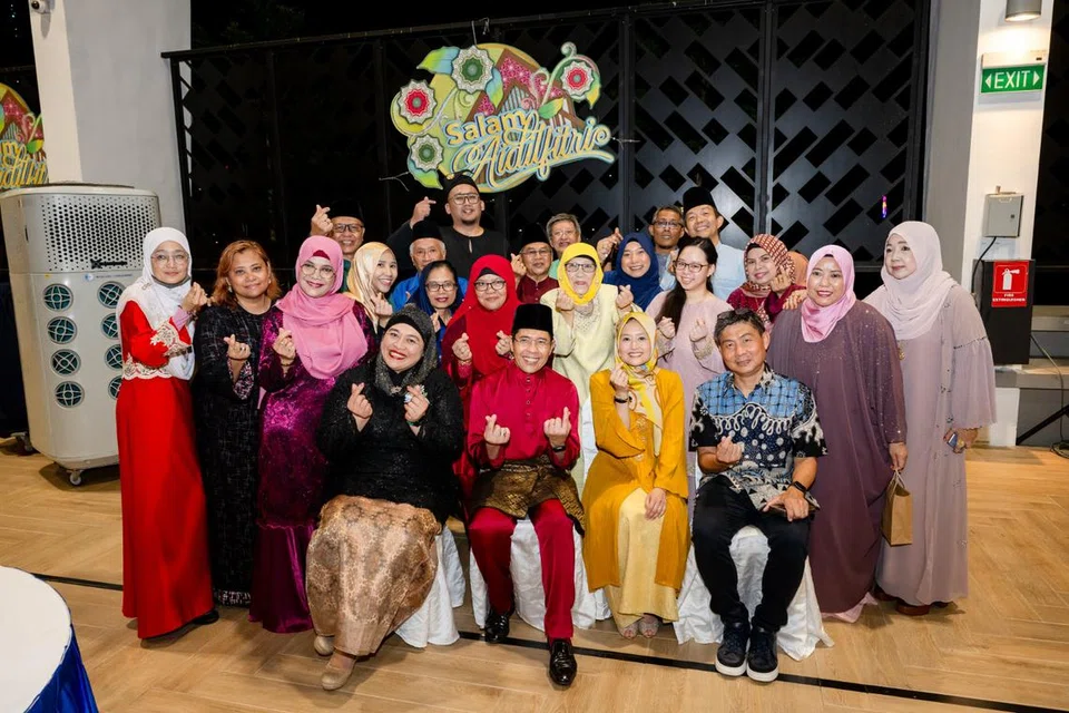 (Dari kiri duduk) Pengerusi Mesra, Cik Amatul Jameel Suhani Sujari; Menteri Kedua (Pendidikan merangkap Ehwal Luar), Dr Mohamad Maliki Osman; Setiausaha Parlimen Kanan (Kesihatan merangkap Undang-Undang), Cik Rahayu Mahzam; Ketua Pengarah Eksekutif Persatuan Rakyat (PA) Encik Jimmy Toh Yong Leng, bersama ahli Jawatankuasa Eksekutif Kegiatan Melayu (MAEC). 