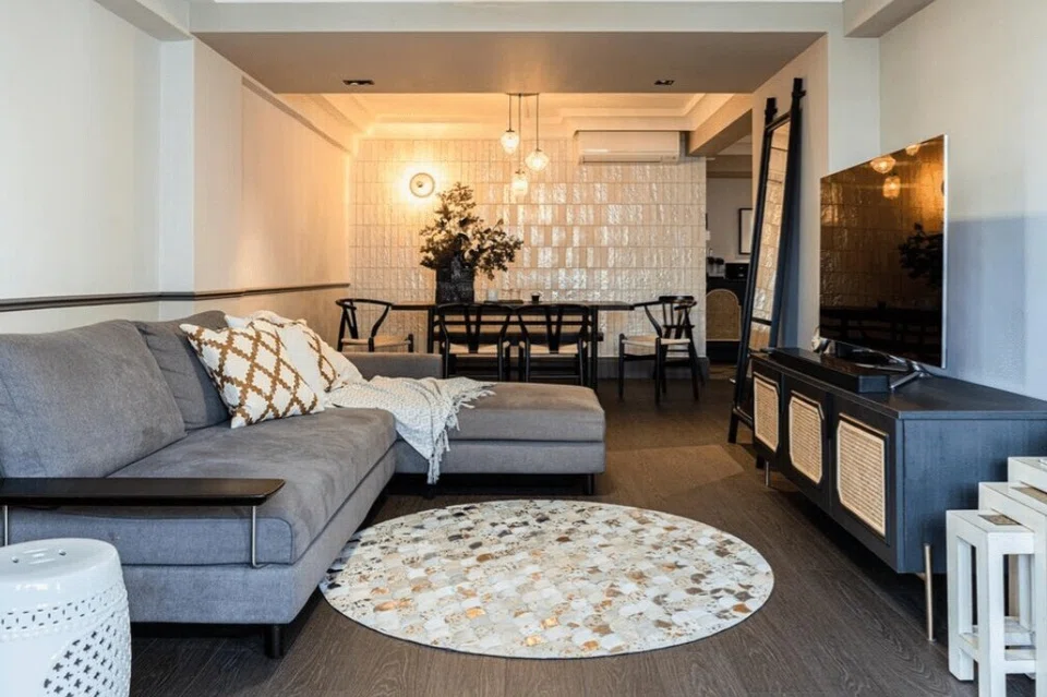 Dinding fungsional di ruang makan yang menggunakan jubin untuk memberikan tekstur kepada dinding.