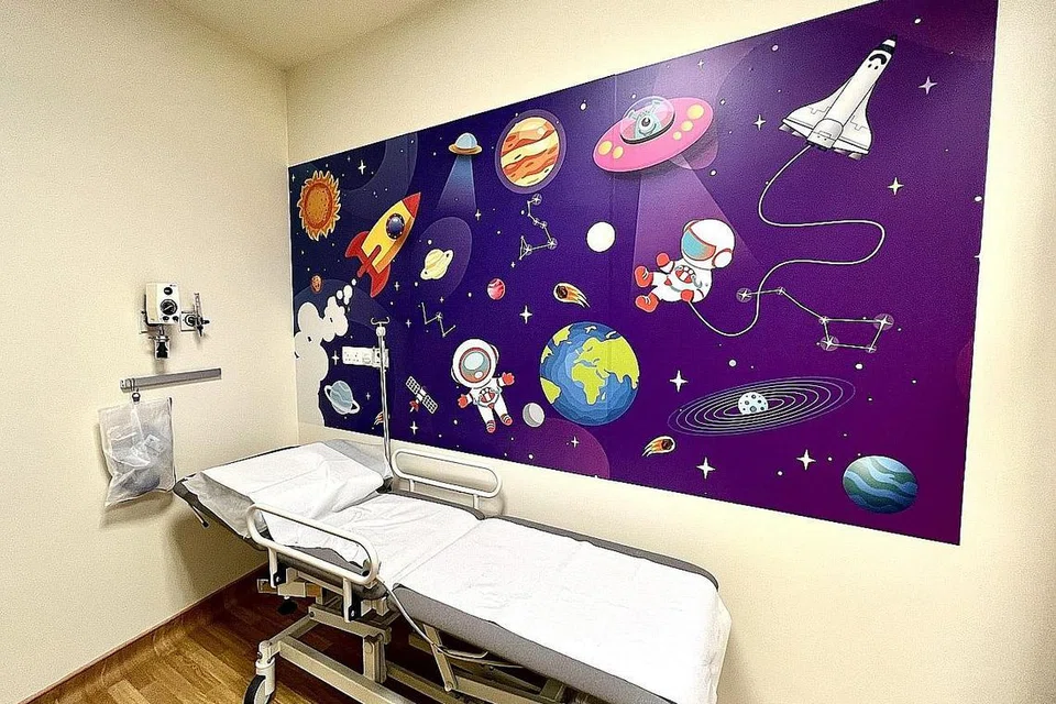 KEMUDAHAN KHAS: Klinik khas bagi kanak-kanak di Hospital Besar Ng Teng Fong punyai kemudahan diagnostik serta konsultasi dan bilik rawatan khas bagi bayi dan kanak-kanak. Ia merupakan klinik awam ketiga dibina di barat bagi bayi, kanak-kanak dan remaja. - Foto HOSPITAL BESAR NG TENG FONG