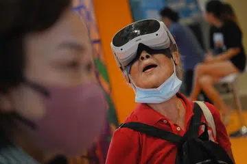 Pengunjung ke Festival Digital Sepanjang Hayat 2024 boleh menyertai pelbagai kegiatan interaktif, termasuk belajar cara menggunakan teknologi dengan selamat, memahami pengaruh digital ke atas anak, dan menguji teknologi terkini seperti realiti maya. 
