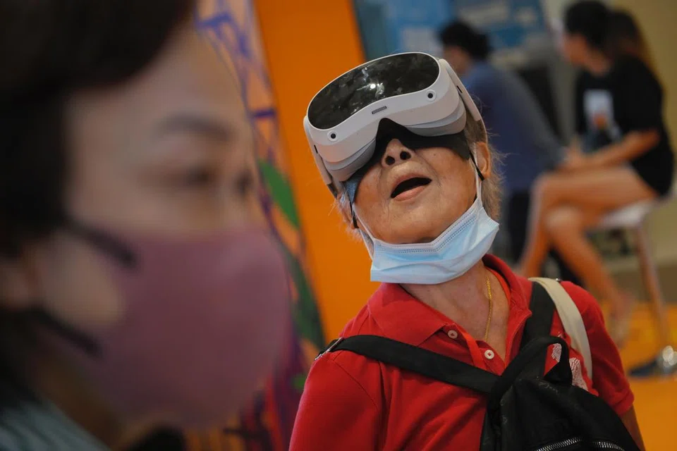 Pengunjung ke Festival Digital Sepanjang Hayat 2024 boleh menyertai pelbagai kegiatan interaktif, termasuk belajar cara menggunakan teknologi dengan selamat, memahami pengaruh digital ke atas anak, dan menguji teknologi terkini seperti realiti maya. 