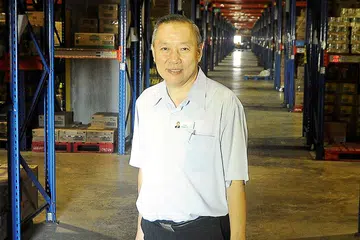 TURUT MESRA DENGAN KAKITANGAN: Walaupun sibuk dengan tugas harian, Encik Lim Hock Chee. yang memimpin 2,580 pekerja, amat mesra dengan pekerjanya yang selasa berkomunikasi dengan beliau. - Foto JOHARI RAHMAT