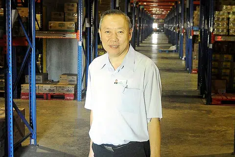 TURUT MESRA DENGAN KAKITANGAN: Walaupun sibuk dengan tugas harian, Encik Lim Hock Chee. yang memimpin 2,580 pekerja, amat mesra dengan pekerjanya yang selasa berkomunikasi dengan beliau. - Foto JOHARI RAHMAT