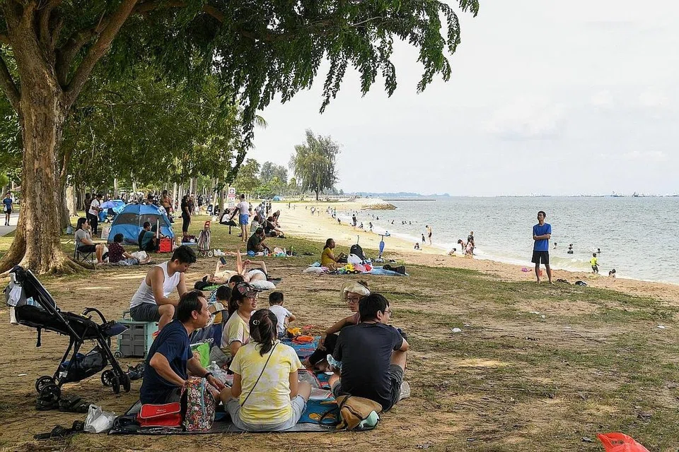 DEMI KELUARGA: Encik Lee berkata pemerintah akan mengekalkan pendekatan sekarang yang cenderung kepada keluarga serta norma dan nilai masyarakat Singapura yang sedia ada. - Foto fail