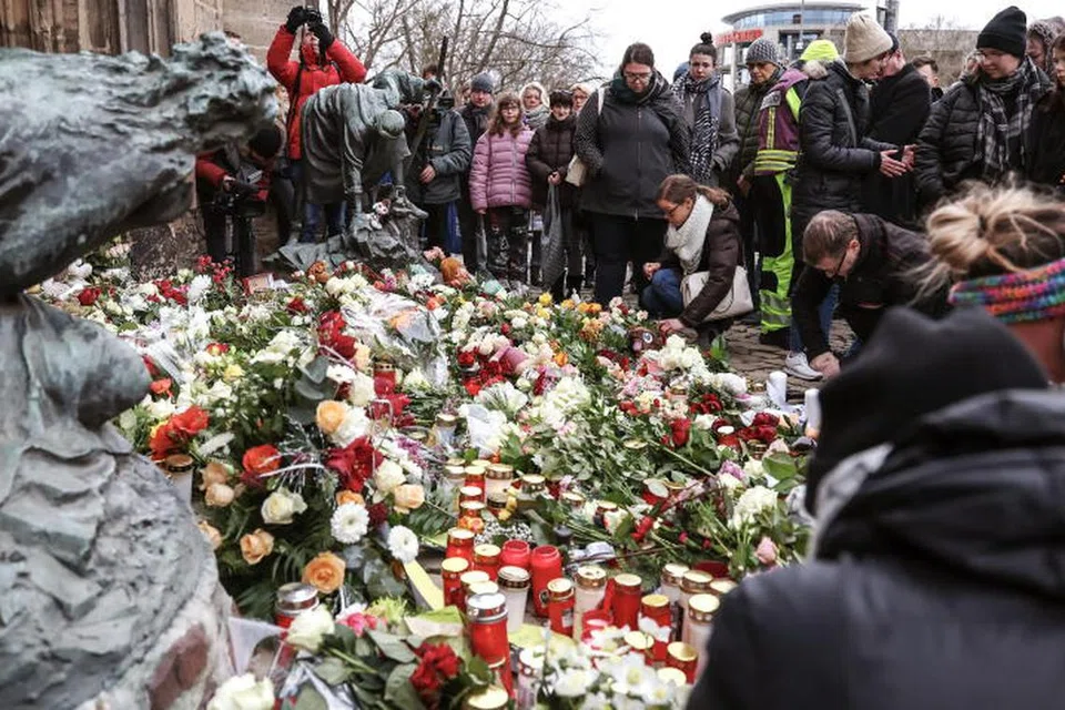 Penduduk Jerman yang bersedih meletakkan jambangan bunga dan menyalakan lilin di tapak rasmi perkabungan mangsa rempuhan pasar Krismas di Magdeburg, Saxony-Anhalt, Jerman, di sekitar Gereja St John. Suspek, Taleb Jawad al- Abdulmohsen (gambar kanan), seorang doktor Arab Saudi yang datang ke Jerman pada 2006, telah ditangkap polis. 