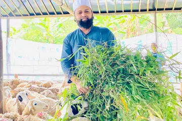 Ustaz Muhammad Ferozudeen Al Hafiz akan turun padang, bagi memastikan segala urusan penyembelihan berjalan lancar. Foto ini dirakam pada 2023. 