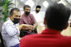 BINCANG PERSIAPAN: Encik Saat (kiri) sedang berbincang dengan wakil-wakil masjid di Masjid Al-Ansar untuk mengetahui persiapan mereka dalam meningkatkan ruang solat bagi jemaah. - Foto MUIS