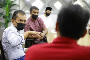 BINCANG PERSIAPAN: Encik Saat (kiri) sedang berbincang dengan wakil-wakil masjid di Masjid Al-Ansar untuk mengetahui persiapan mereka dalam meningkatkan ruang solat bagi jemaah. - Foto MUIS