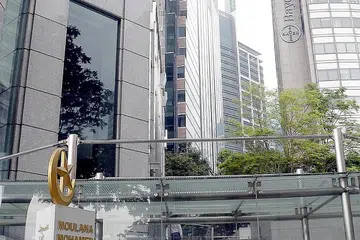 LOKASI UNIK: Masjid Moulana Mohamed Ali yang terletak di besmen UOB Plaza di Raffles Place sering dikunjung pekerja di kawasan tersebut. - Foto fail