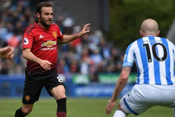 MATA KEKAL DI UNITED: Juan Mata (jersi merah) telah bersetuju untuk beraksi di Old Trafford setahun lagi selepas ditawarkan kontrak baru oleh Manchester United. - Foto REUTERS