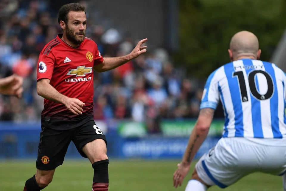 MATA KEKAL DI UNITED: Juan Mata (jersi merah) telah bersetuju untuk beraksi di Old Trafford setahun lagi selepas ditawarkan kontrak baru oleh Manchester United. - Foto REUTERS