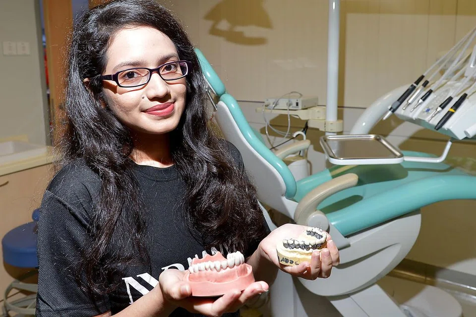 TERPAUT PADA DUNIA PERGIGIAN: Pemenang Pingat Emas Lembaga Penggalak Kesihatan (HPB), Cik Syahirah Abdul Alim, cenderung dengan kursus Diploma Kesihatan Pergigian kerana ingin mewujudkan pengalaman berbeza yang tidak menggerunkan di klinik gigi. - Foto TUKIMAN WARJI