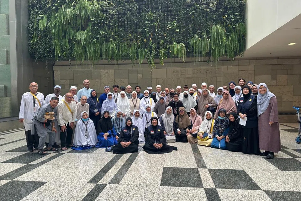 Kepulangan jemaah haji yang mengikuti pakej Noor 3 syarikat Noor Mohamad Services & Travel ke Singapura pada 2 Julai. 