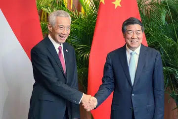 Menteri Kanan, Encik Lee Hsien Loong (kiri), mengadakan pertemuan dengan Naib Perdana Menteri China, Encik He Lifeng, pada 25 November di Suzhou bagi meraikan ulang tahun ke-30 Taman Perindustrian Suzhou (SIP) sempena rangka lawatan enam harinya ke China.