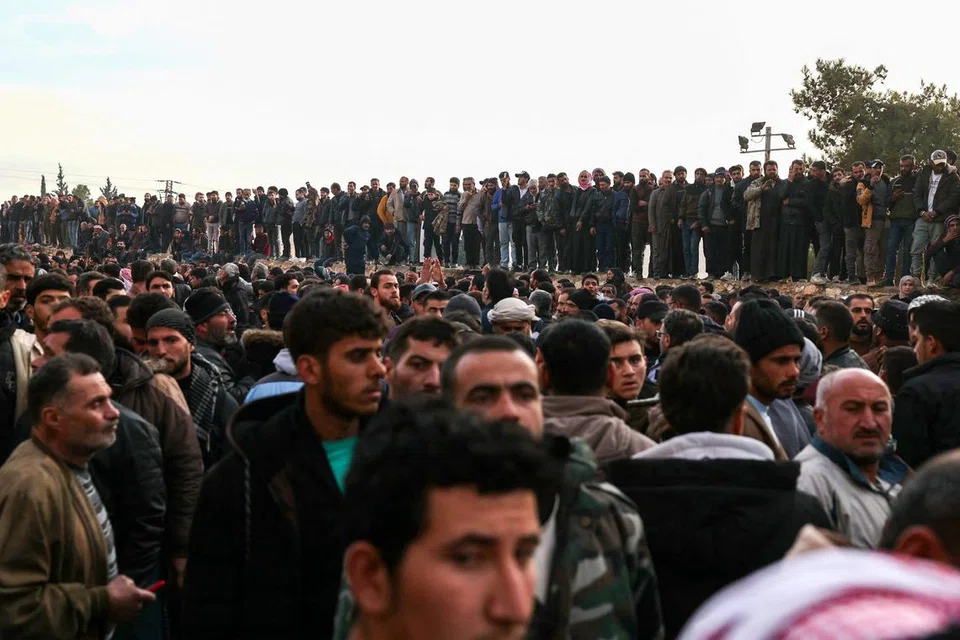 Orang ramai berkumpul di Penjara Sednaya, Damsyik, mencari ahli keluarga yang hilang pada 9 Disember. Pasukan penyelamat Syria menyelongkar Penjara Sednaya, yang sinonim dengan kekejaman paling buruk di bawah pemerintahan Presiden Bashar al-Assad yang digulingkan.