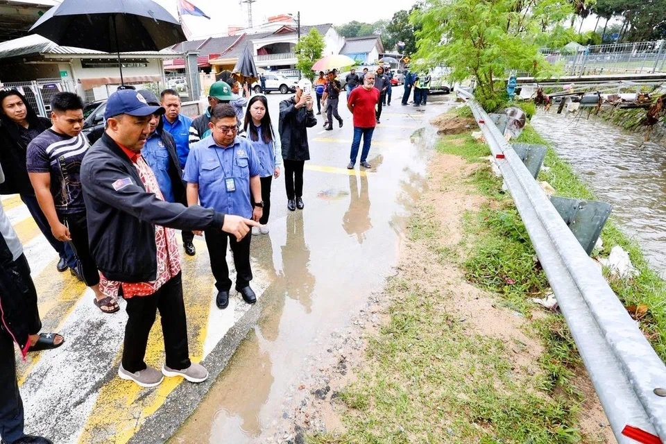 Pengerusi Jawatankuasa Perumahan dan Kerajaan Tempatan Johor, Datuk Mohd Jafni Md Shukor (kiri), mengadakan tinjauan ke kawasan parit di Skudai, Johor Bahru.
